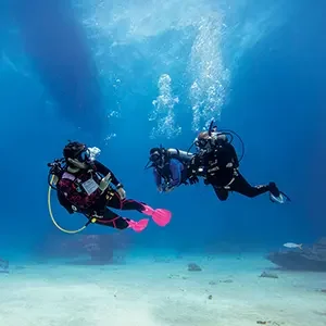 Beginner enjoying their first PADI scuba diving course in Aqaba